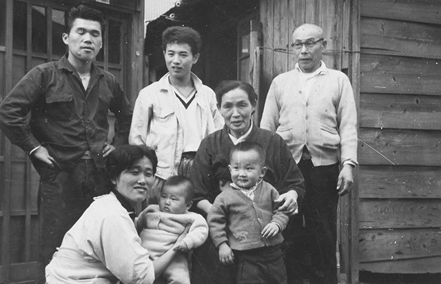 昭和36年会社の前で